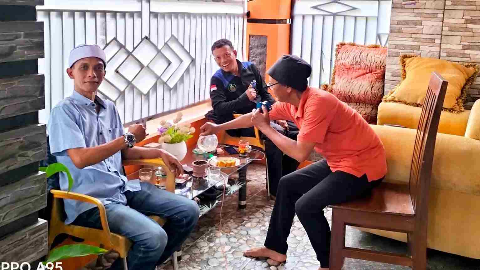 Foto bersama Kabiro Revolusi News Pemalang (baju merah) di Petarukan, Kabupaten Pemalang, Jawa Tengah