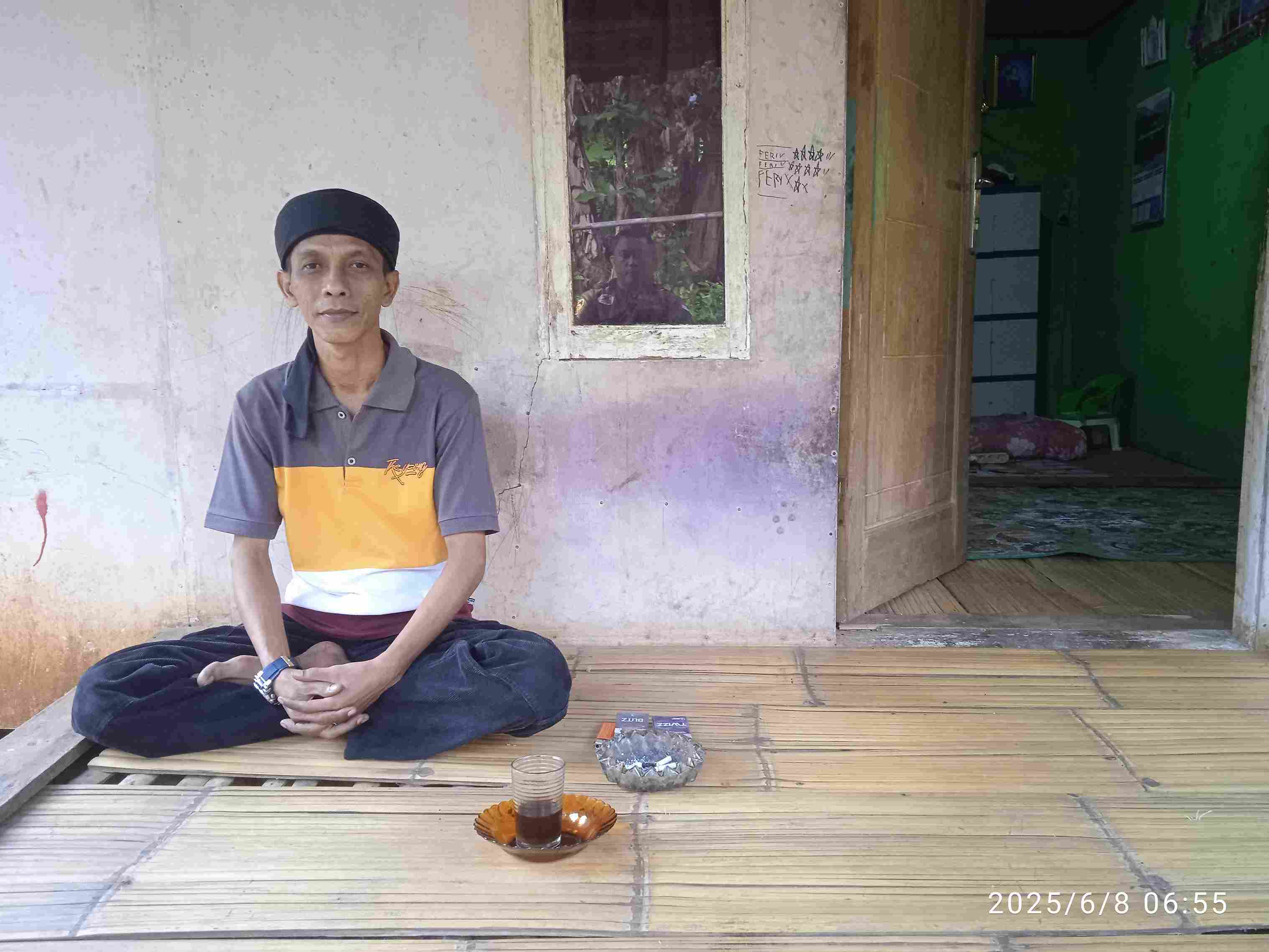 Foto Joko Kusuma di Desa Cibungur, Kecamatan Leuwidamar, Banten. (Dok. Revolusi News) Foto Joko Kusuma di Desa Cibungur, Kecamatan Leuwidamar, Banten. (Dok. Revolusi News)