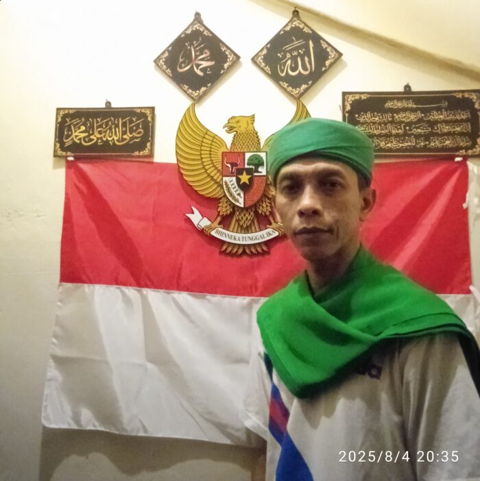 Foto Joko Kusuma di ruang kerjanya di Depok, Jawa Barat pada Senin (4/5/25). (Dok. Revolusi News) Foto Joko Kusuma di ruang kerjanya di Depok, Jawa Barat pada Senin (4/5/25). (Dok. Revolusi News)