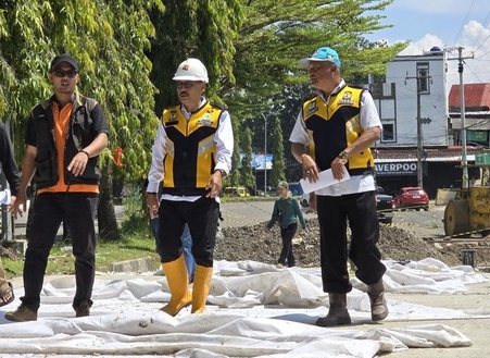 kepala dinas pu kabupaten sukabumi uus pirdaus saat memonitor pembangunan jalan ahmad yani palabuhanratu 1776240843158 170